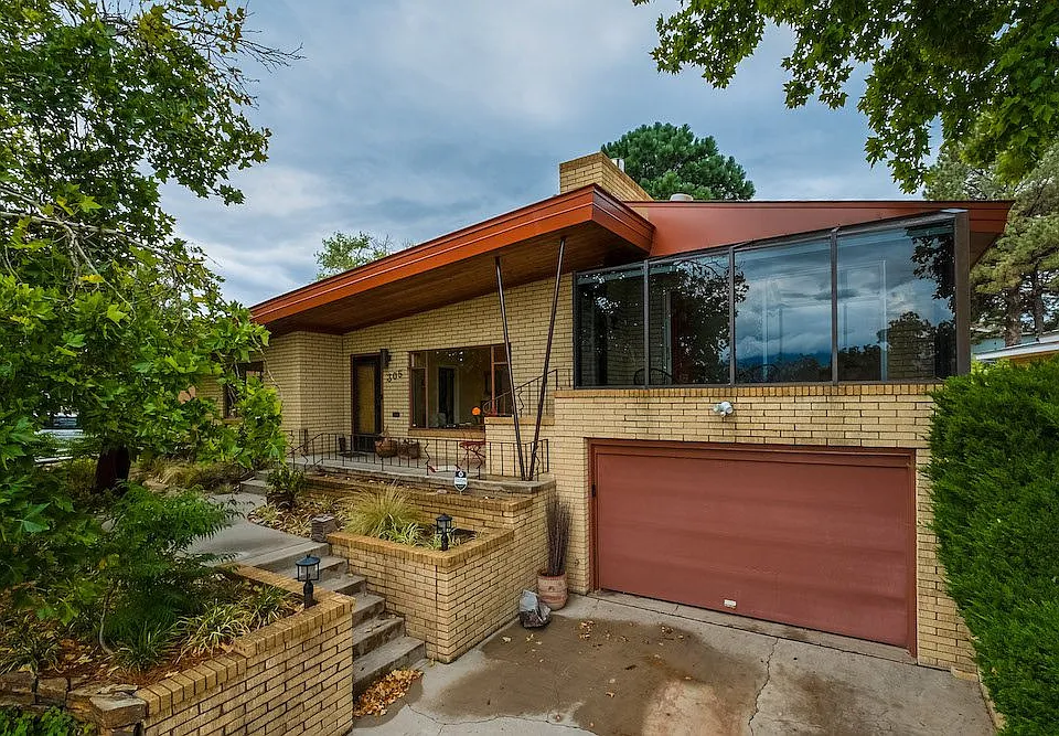305 Aliso Dr SE