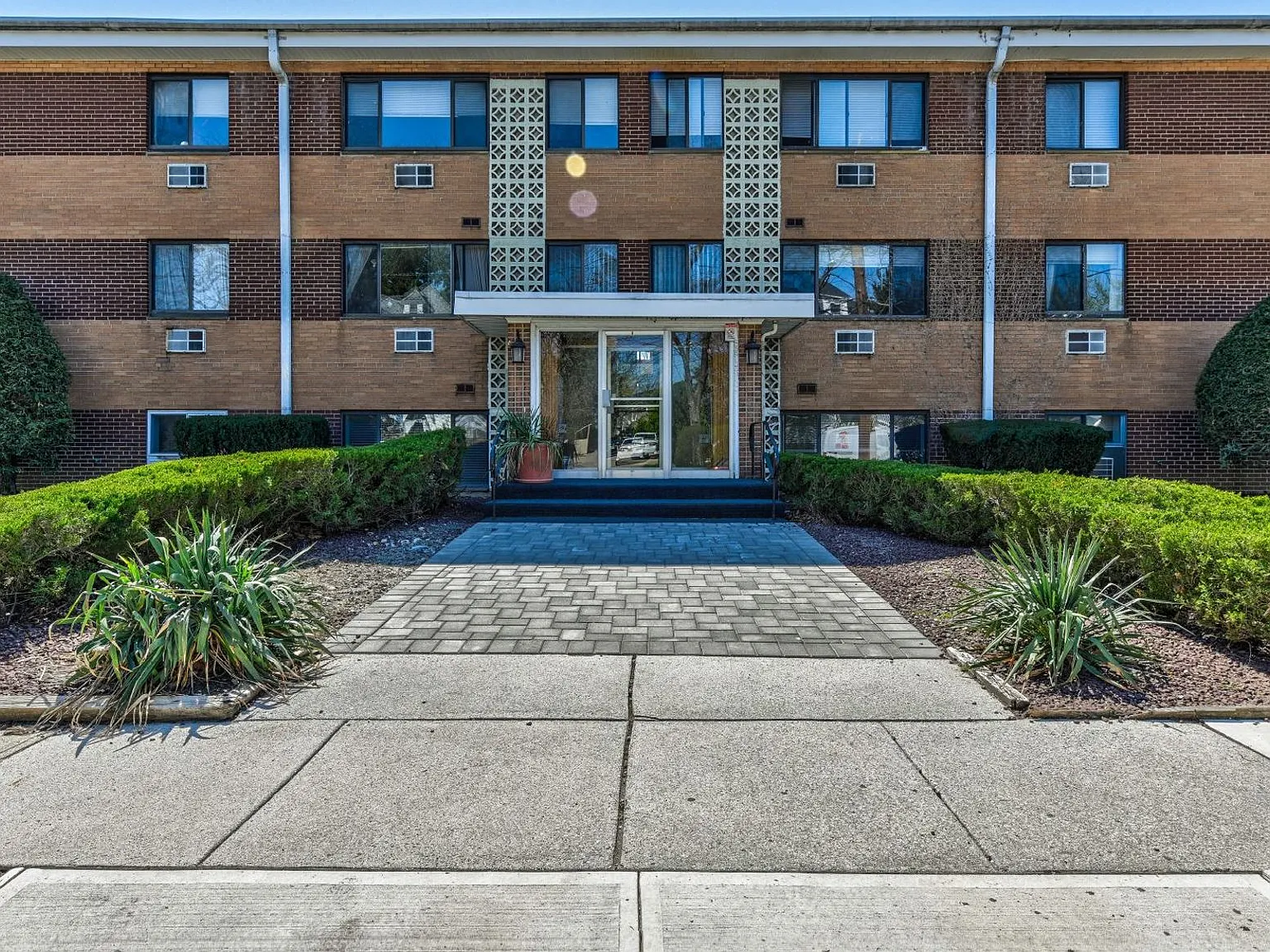 Oak Terrace Apartments — Photo 2