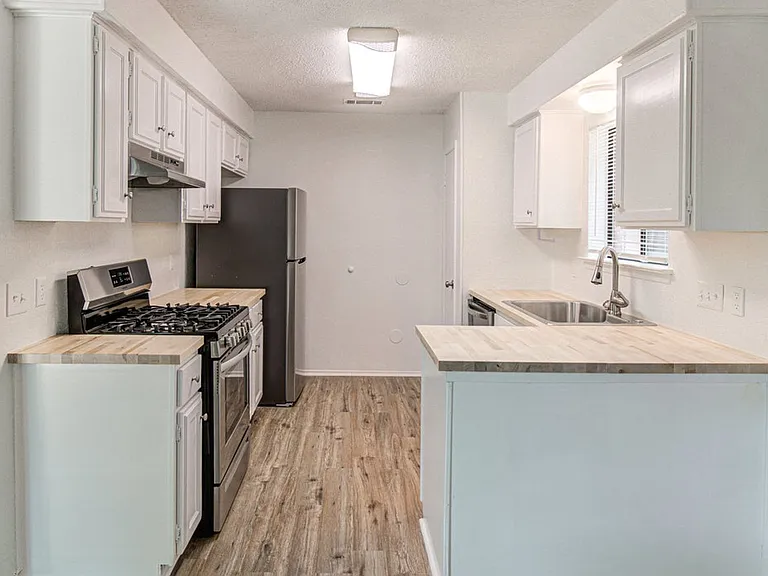 10105 Woodland Village Dr — Photo 7