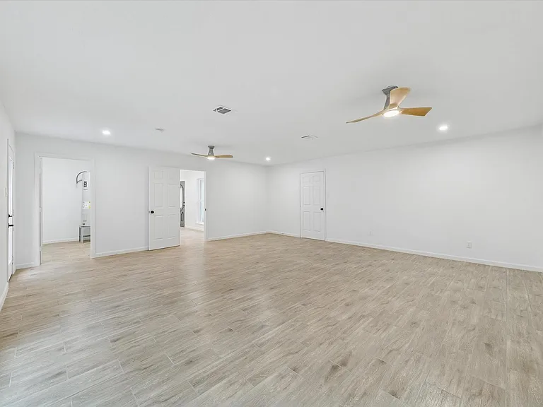 5411 Logston Ln — Photo 25
