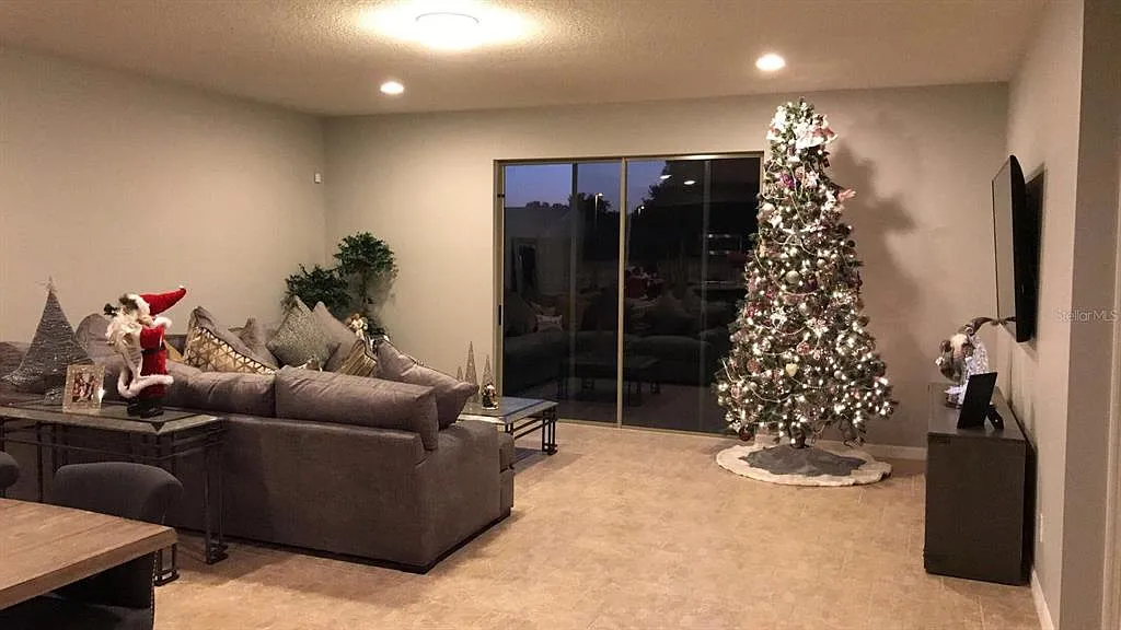 3 bed, 2.0 bath, 2144 sqft, $2,600 — Photo 2
