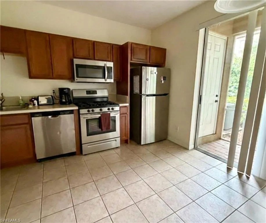 3 bed, 2.5 bath, 1707 sqft, $2,195 — Photo 2