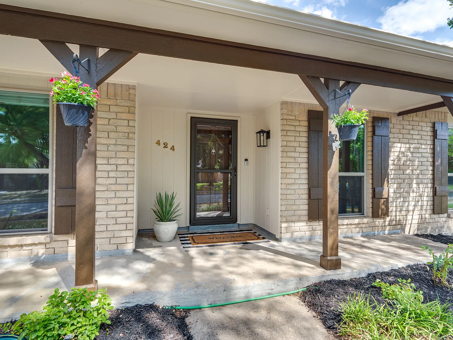 3 bed, 1711 sqft, $2,640 — Photo 2