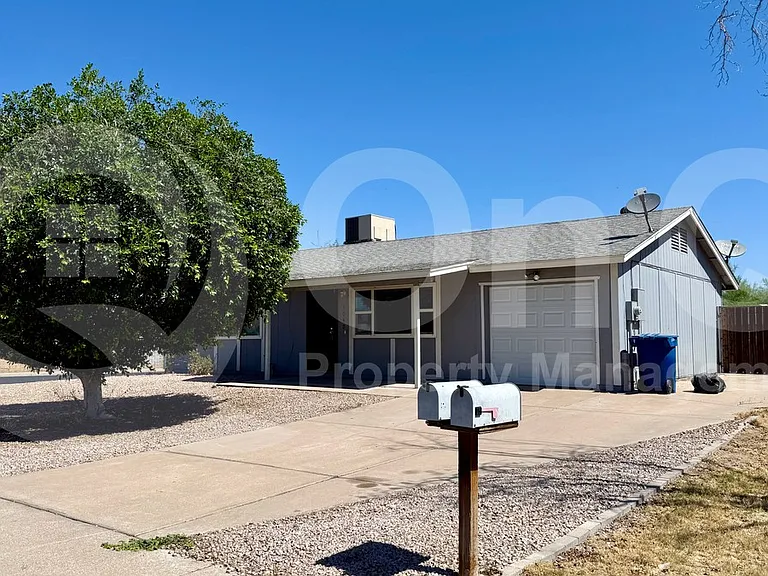 1040 W Yale Dr — Photo 1