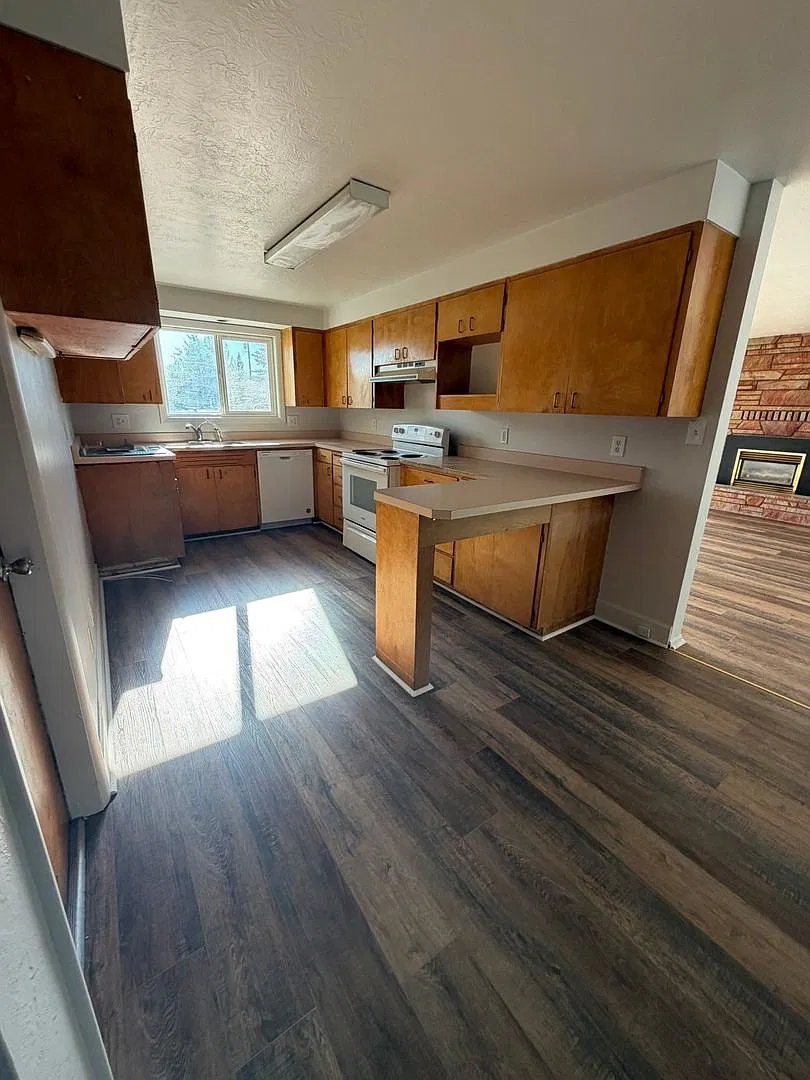 Newly Renovated 3 Bedroom, 2 Bathroom Home - Located near Sky Lakes and Oregon Tech! — Photo 4