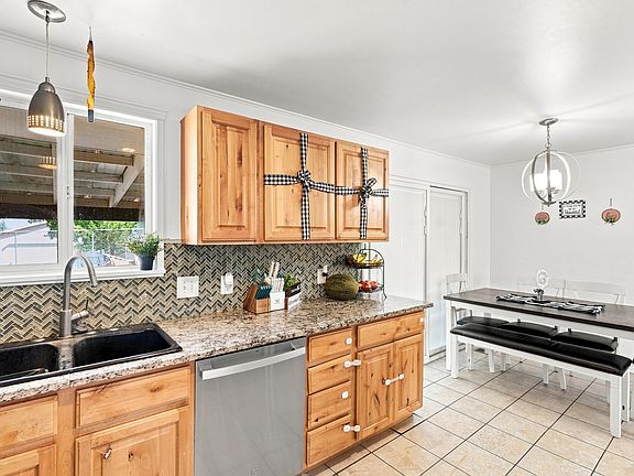 5th image of 551 Upland Dr