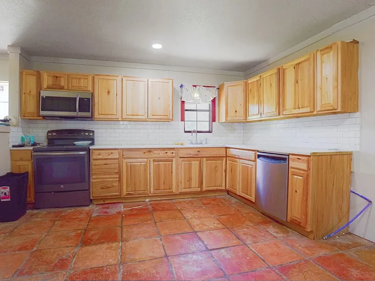 9142 County Road 197 — Photo 2