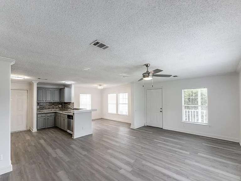 114 Varsity Dr — Photo 5