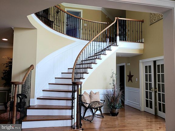 5th image of 121 Trotter Dr W