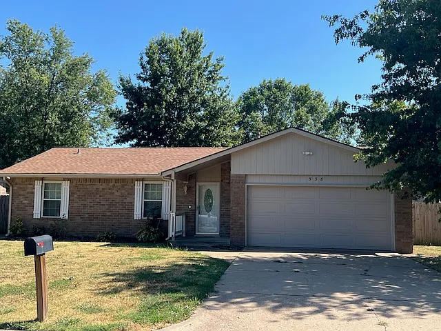 3 bed, 1.5 bath, 1139 sqft, $1,475 — Photo 1