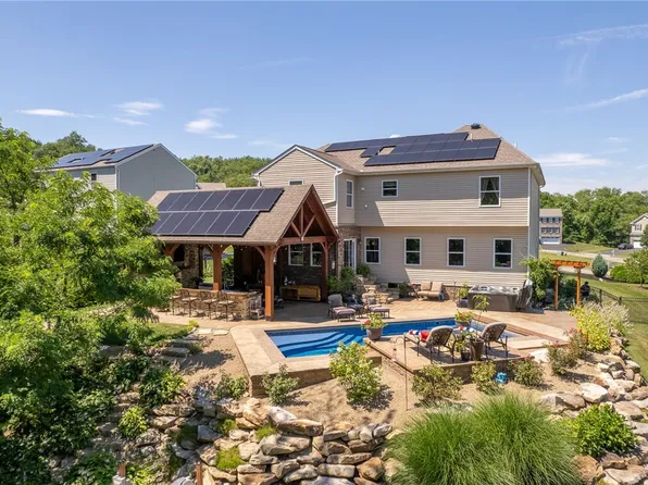 436 White Pine Ln, Baden, PA 15005