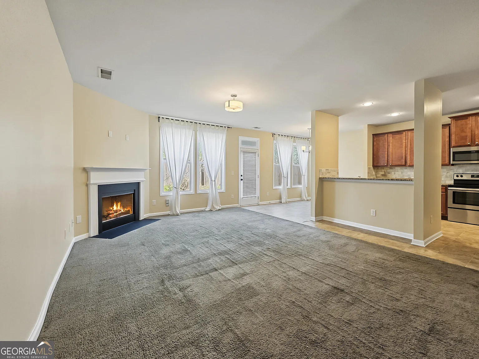 3 bed, 2.5 bath, 2028 sqft, $2,395 — Photo 2