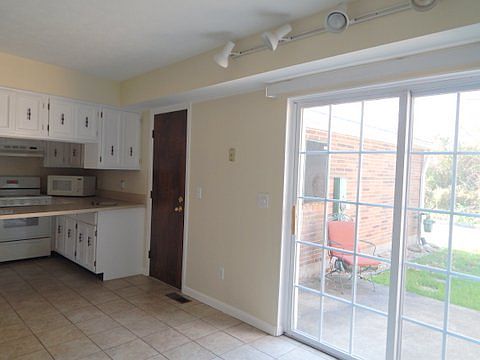 5th image of 109 Shakespeare Ln