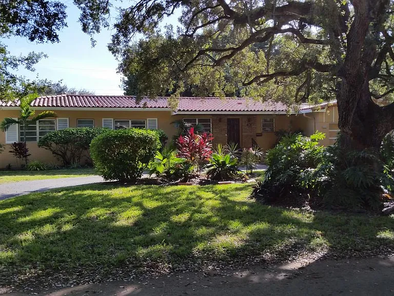 450 Tivoli Ave — Photo 2
