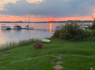 581 E Shore Dr, Whitmore Lake, MI 48189