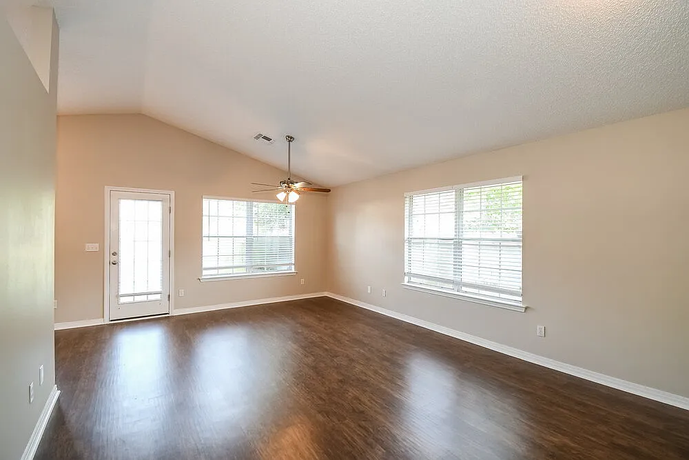 3 bed, 2.0 bath, 1594 sqft, $1,980 — Photo 3