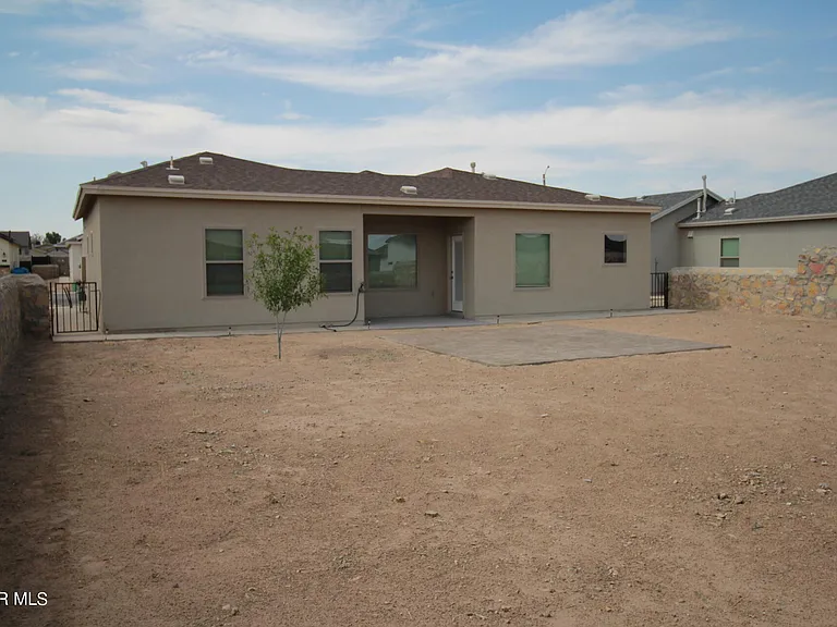 620 Adrian Arellano St W — Photo 101