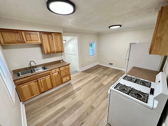 4th image of 306 N Saginaw St #1