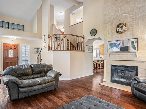 5th image of 210 Holly Court