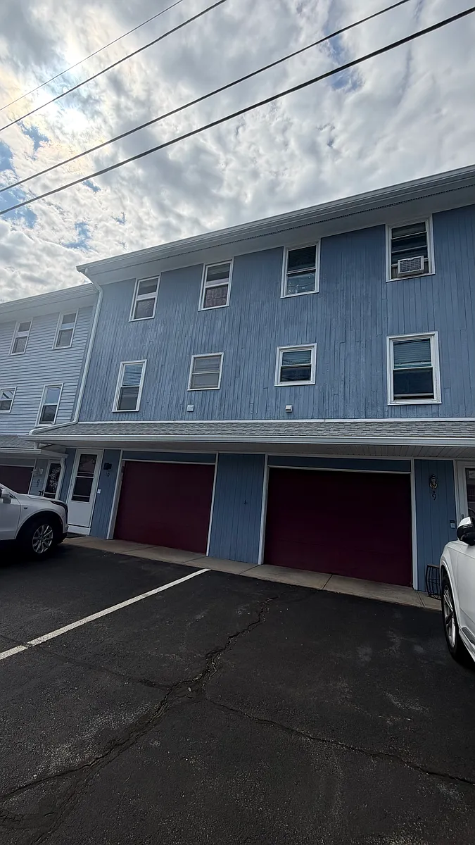 Building Photo - 4 Smithfield Rd #10