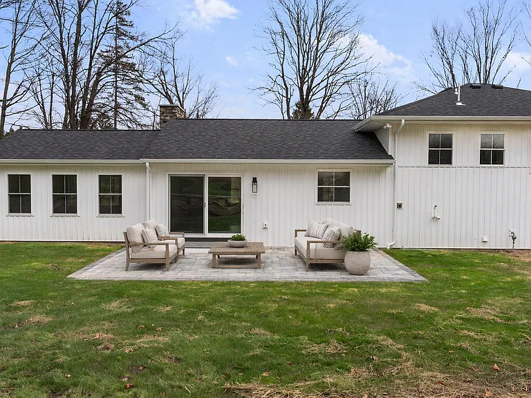 52 Curtis Rd — Photo 3