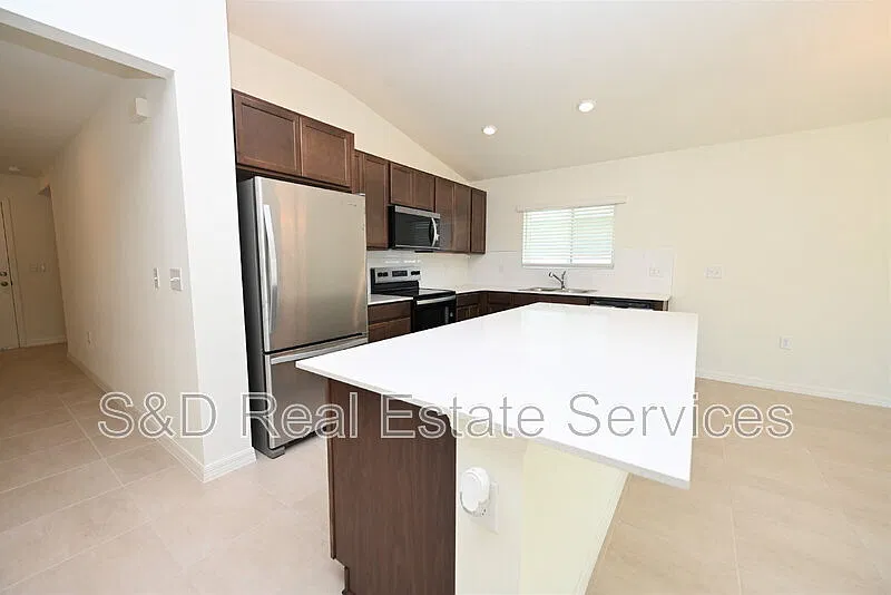 3 bed, 2.0 bath, 1538 sqft, $2,060 — Photo 2