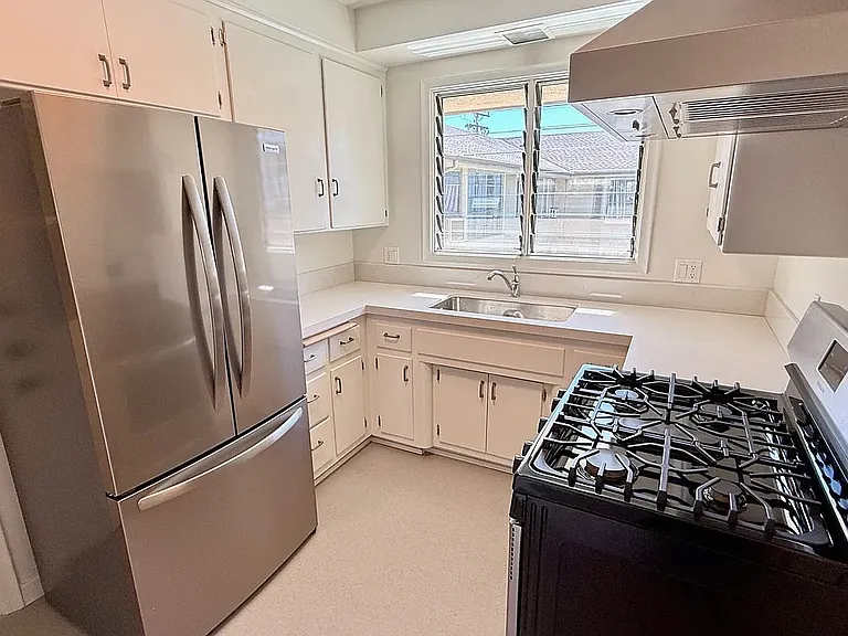 8222 De Longpre Ave #6 — Photo 23