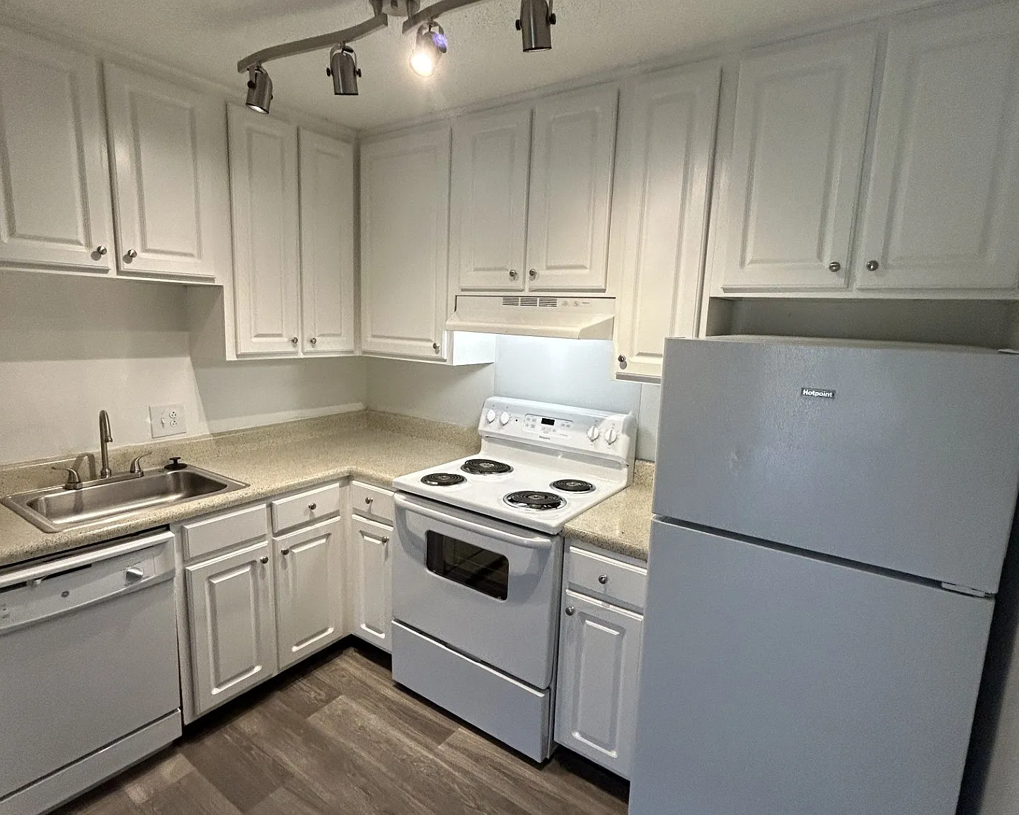 1 bed, 800 sqft, $1,025 — Photo 1