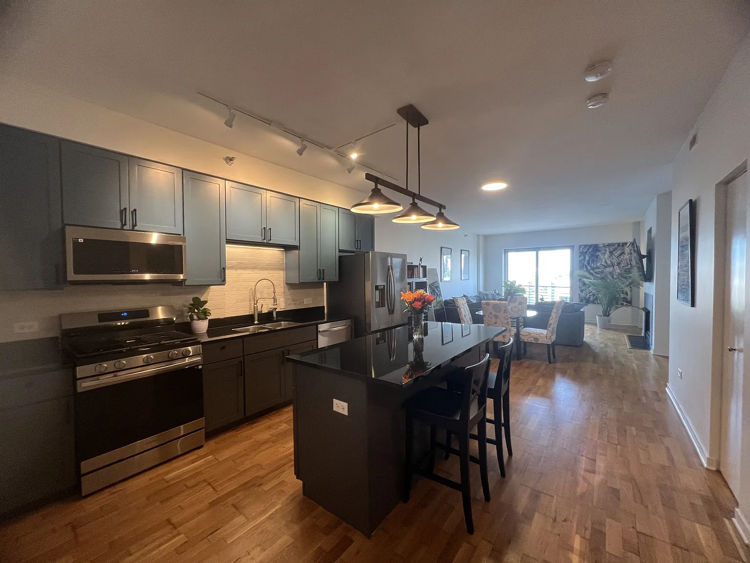 2 bed, 1200 sqft, $3,500 — Photo 2