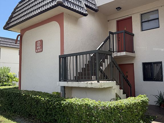 3rd image of 842 NE 209th St #1