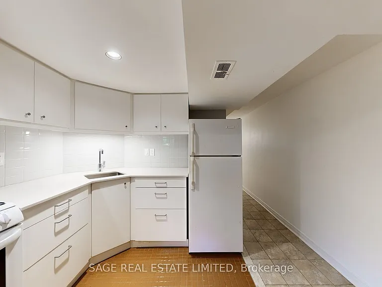 532 Brunswick Ave #LOWER — Photo 3