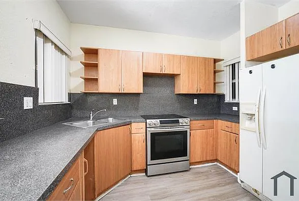 631 SW 10th St — Photo 5