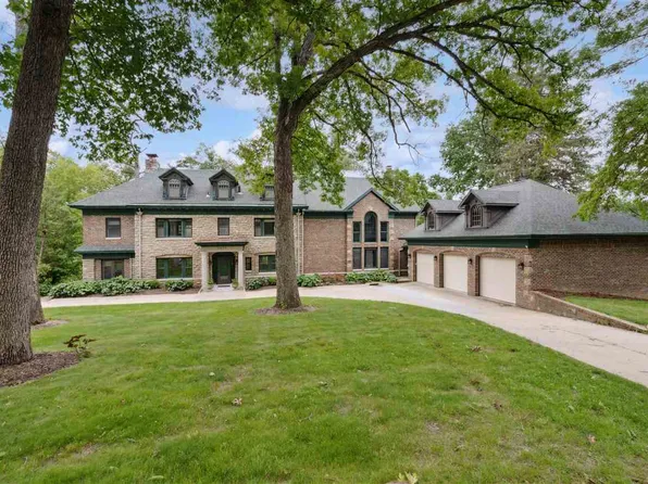 2075 Cottage Glen Rd SE, Cedar Rapids, IA 52403