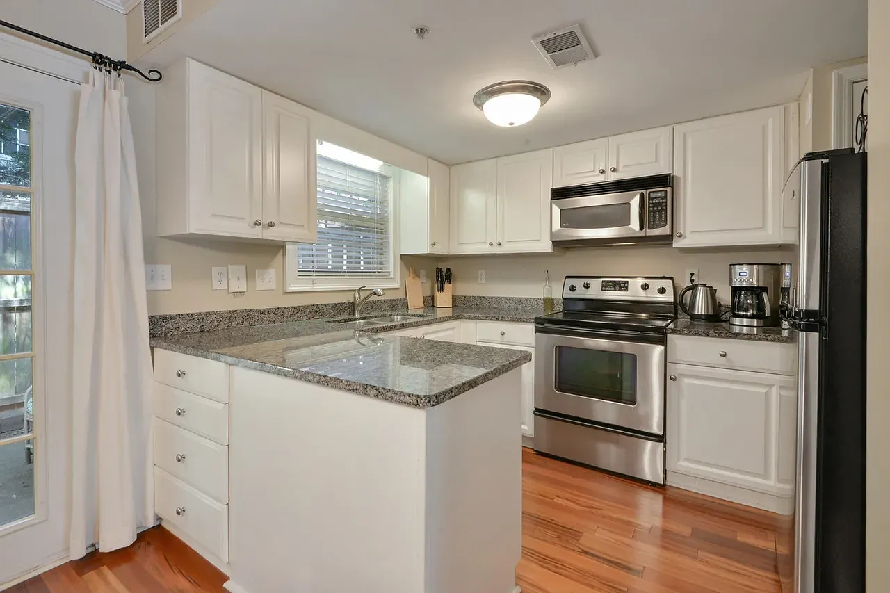 2 bed, 2.5 bath, 1080 sqft, $1,884 — Photo 4