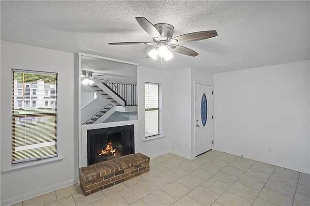 2 bed, 1.5 bath, 1100 sqft, $1,600 — Photo 3