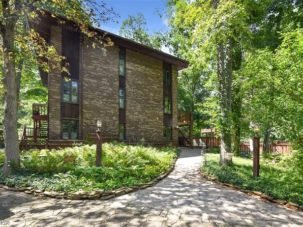 25035 Rainbow Dr, Olmsted Township, OH 44138