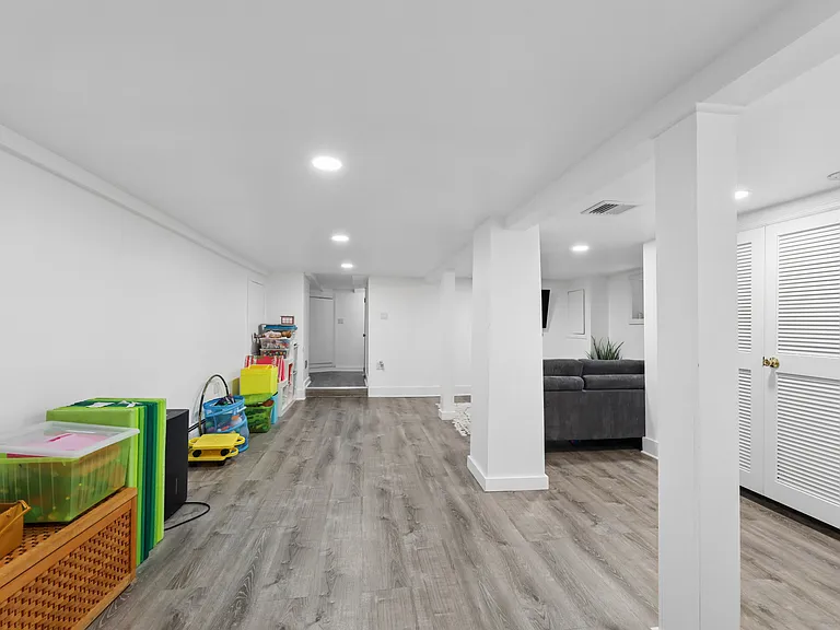 107 E Madison Ave — Photo 17