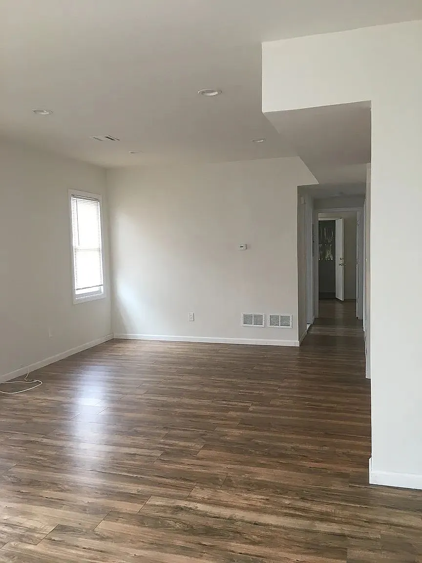 3 bed, 960 sqft, $2,200 — Photo 3