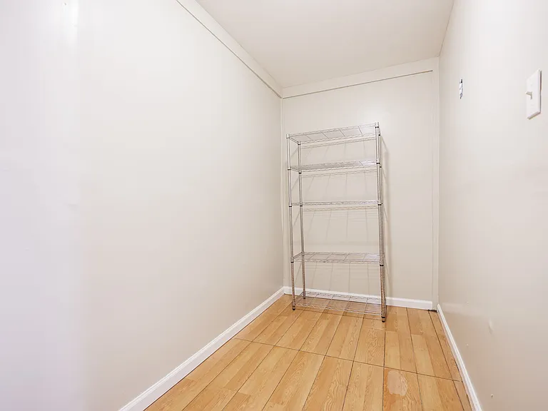1146 S Plymouth Ave — Photo 4