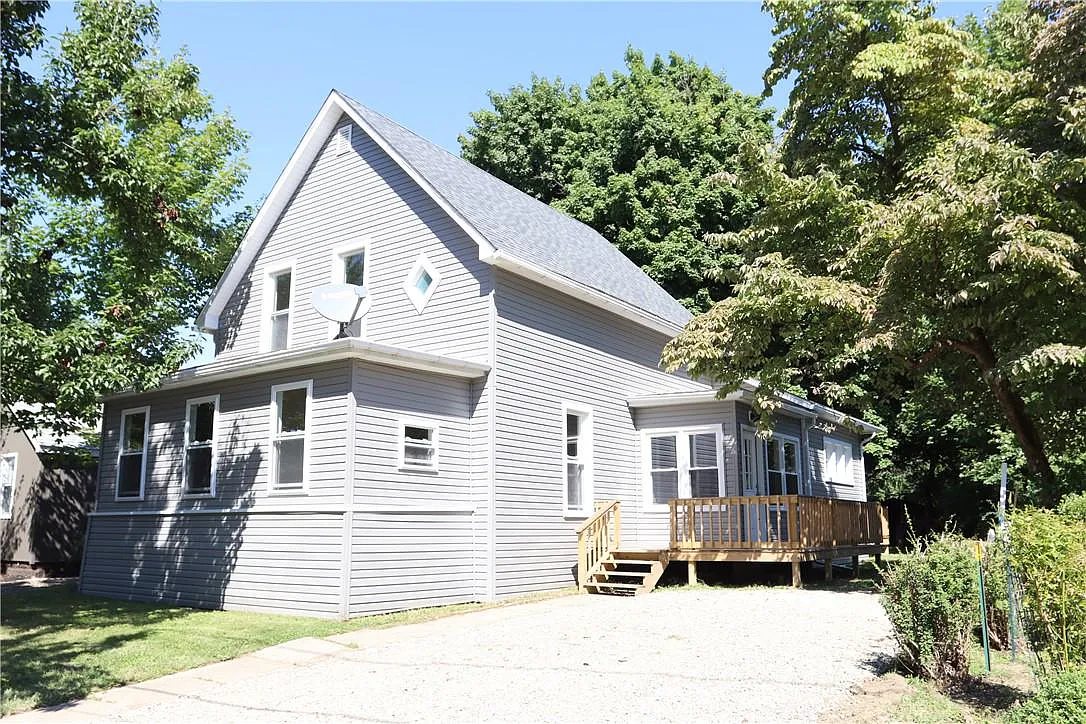 8 Center St photo 1