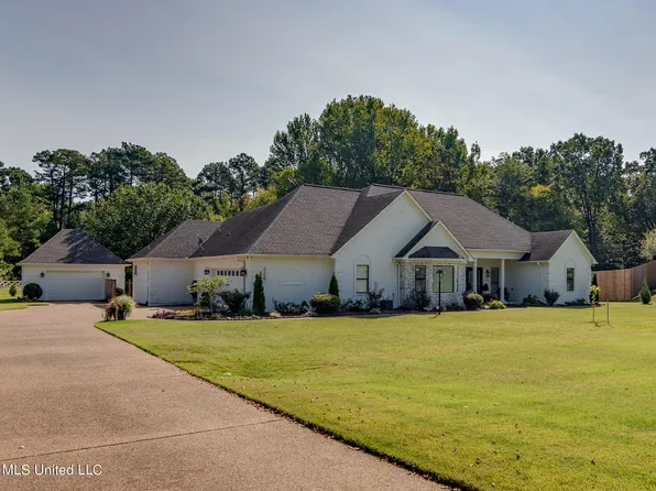 2258 Legends Dr, Nesbit, MS 38651