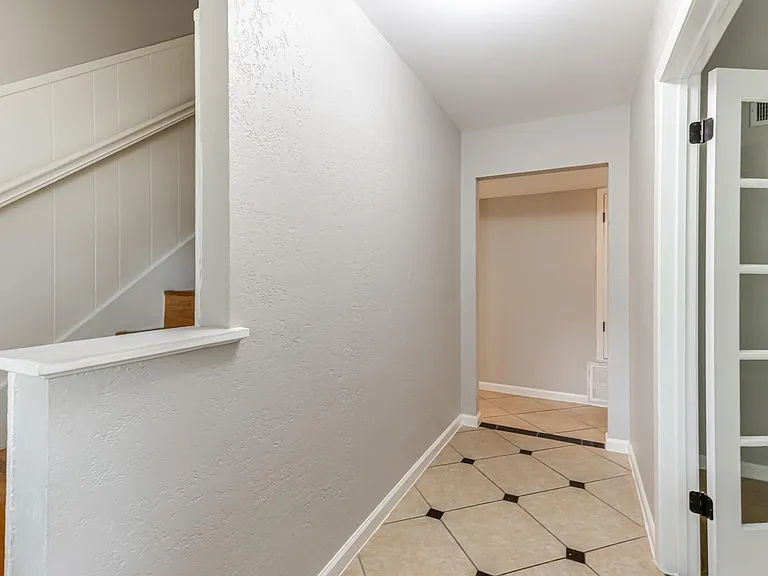 555 Patricia Dr — Photo 5