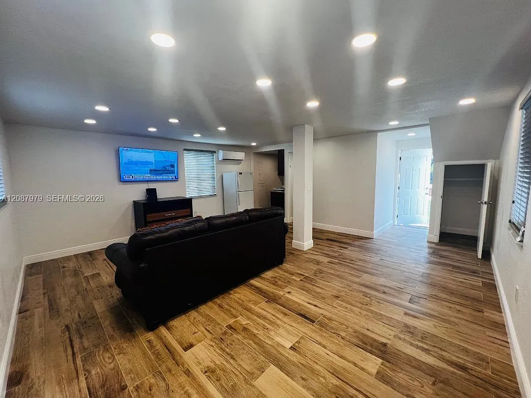 Hollywood South Side Add — Photo 4