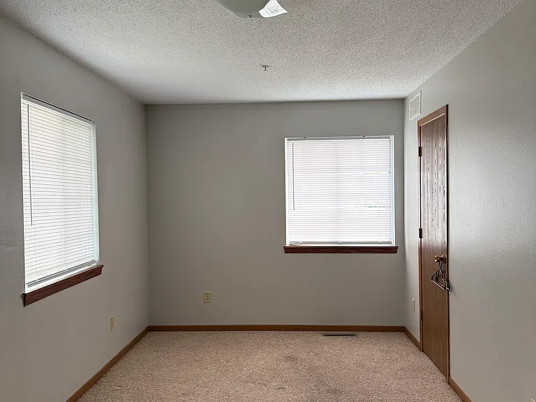 537 S Van Buren St #D — Photo 5