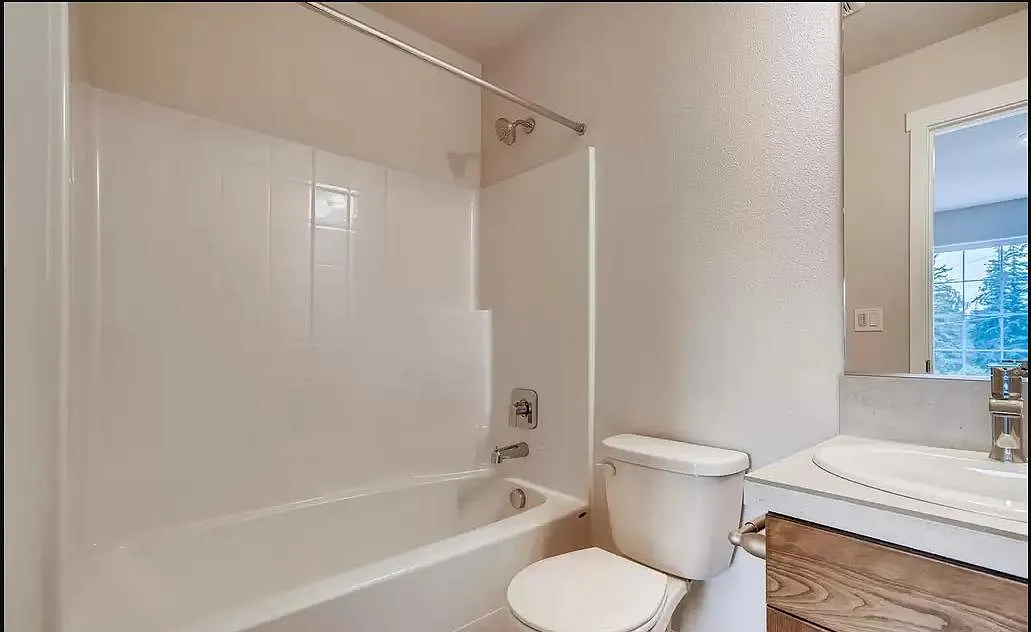 2 bed, 2.5 bath, 1200 sqft, $2,400 — Photo 2