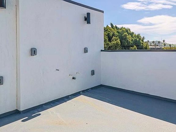 3rd image of 6006 Comey Ave