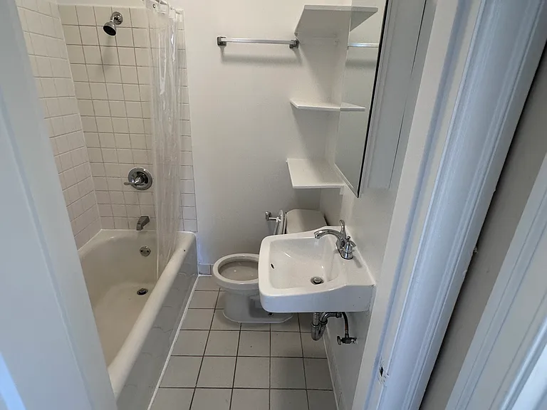 1672 Oxford St #17 — Photo 5