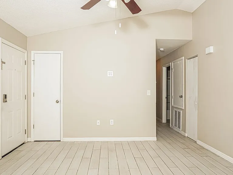 2912 Crane Ave — Photo 5