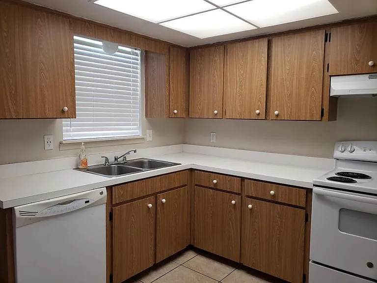 2211 Conway Dr — Photo 2