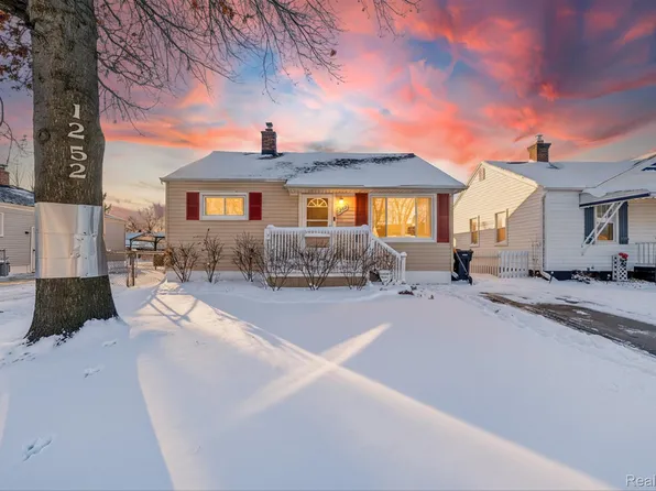 1252 8th St, Wyandotte, MI 48192